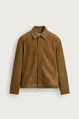 Sobrecamisa regular fit de ante color marrón, con cuello solapa, manga larga y cierre frontal de botones ocultos.