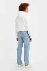 Jean de corte recto y tiro medio, confeccionado en denim de algodón en un tono azul claro lavado. Presenta diseño clásico de cinco bolsillos, cierre de botón y bragueta con cremallera.