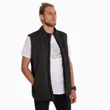 Chaleco de polar gris jaspeado con cierre frontal, bolsillo en el pecho con cierre y bolsillos laterales con cierre e interior de polar.