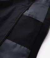 Campera tipo trucker de sarga color azul marino, con cuello de terciopelo al tono, cierre frontal de cremallera y bolsillo con cierre en el pecho.