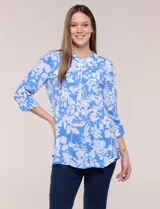 Blusa liviana de cuello mao con estampado floral en tonos azul y blanco, manga tres cuartos con presilla para arremangar, bolsillos frontales con solapa y cierre de botones nacarados.