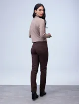 Pantalón negro de gabardina elastizada marca Zac & Rachel, con pretina ancha y faja interna modeladora. Tiene costura frontal pespunteada y bolsillos ojal simulados en la parte trasera.