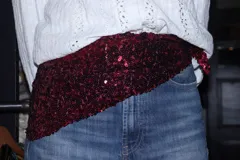 Pañuelo versátil confeccionado en tela de fiesta totalmente cubierta de lentejuelas azul marino, diseñado para usar como faja, bufanda, accesorio para el cabello u otras combinaciones.