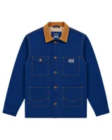 Campera estilo workwear de Denali, confeccionada en canvas resistente color azul royal. Cuenta con interior forrado en corderito sherpa, cuello de pana en color tostado, cierre frontal con botones metálicos color cobre y cuatro bolsillos frontales.