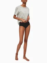 Bombacha hipster negra de microfibra ligera con bordes cortados a láser y logo de Calvin Klein estampado en la cadera.