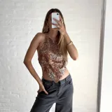 Top halter con estampado multicolor y lentejuelas, con tiras para atar en el cuello y la espalda.