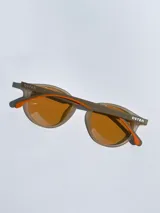 Lentes de sol Osten modelo Ibiza, con marco redondo de acabado mate en color gris oscuro y cristales polarizados con protección UV 400.