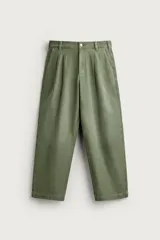 Pantalón chino baggy fit color verde militar, confeccionado en denim de algodón rígido, con corte holgado, tiro medio y pliegues frontales. Presenta bolsillos laterales y cierre frontal con cremallera y botón, con efecto lavado.