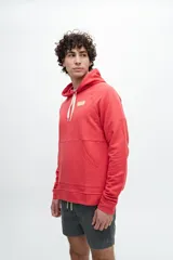 Canguro color crudo de felpa liviana con friza, manga raglán, bolsillo central, corte en el cuerpo, tajos laterales y capucha. Estampa en la espalda con letras en rosa y amarillo.