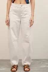 Jean blanco de corte barrel, estilo slouchy, con tiro alto y presillas para cinturón.