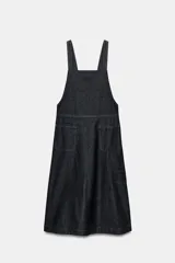 Vestido midi de denim color azul oscuro, confeccionado con mezcla de algodón. Presenta escote cuadrado, tirantes anchos, bolsillos delanteros de parche y falda de corte evasé.