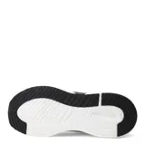 Championes deportivos Umbro modelo Vex, color negro con detalles en blanco y gris. Presentan una capellada de malla transpirable, cierre con cordones y una entresuela robusta con amortiguación.