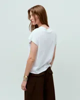 Remera blanca sin mangas de algodón pima, con escote redondo y tajos en los hombros.