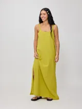 Vestido largo de corte recto y holgado, con breteles finos y tajo lateral en el ruedo.