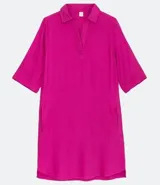 Vestido corto fucsia de viscosa, con cuello camisero, mangas 3/4 y bolsillos laterales.