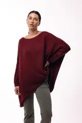 Sweater de punto con silueta amplia y relajada, cuello redondo y mangas largas con puños ajustados. Presenta un diseño de caída fluida y tejido suave.