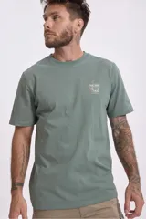 Remera de algodón color verde musgo, de corte clásico con cuello redondo y manga corta. Presenta un pequeño estampado gráfico en el pecho.