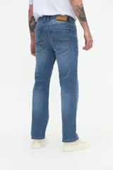 Jean slim fit de color celeste con lavado medio y efecto desgastado sutil. Presenta diseño clásico de cinco bolsillos y cierre frontal con botón y cremallera.