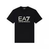 Remera negra de manga corta con cuello redondo. Presenta el logo de EA7 Emporio Armani en blanco en el pecho, con el texto 'EMPORIO ARMANI' debajo.