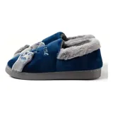 Pantuflas cerradas de color azul con diseño de gatito, confeccionadas en piel sintética suave con interior de peluche gris. Presentan un bordado con la frase 'Welcome Home' y apliques de patitas de gato. Cuentan con suela de goma antideslizante.