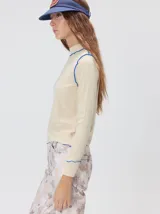 Polera básica de algodón en tejido rib, color turquesa, de manga larga, con hombreras y detalles de pespuntes en color contrastante en las terminaciones y el cuello.
