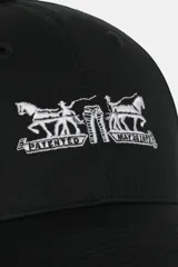 Gorra tipo baseball color negro con diseño bordado en color blanco en el panel frontal que representa el clásico logo de los dos caballos de Levi's.
