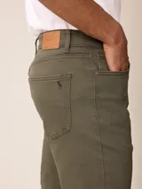 Jean de corte recto y tiro medio en color azul marino, con cierre de botón y cremallera, y bolsillos laterales y traseros.