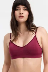 Soutien tipo bralette color bordó, confeccionado en microfibra sin costuras. Cuenta con copas removibles, breteles regulables y broche doble en la espalda con tres medidas de ajuste.