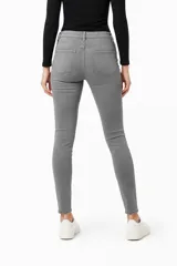 Pantalon jean de corte skinny y tiro medio, en color beige.