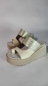 Sandalias de cuero legítimo color marrón, con plataforma alta, tira superior texturizada con estampado animal print y tira delantera con sujeción para el dedo.