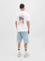 Remera blanca de algodón con cuello redondo y manga corta. Estampado en el frente con imagen de playa y texto "Mediterranean Works, The Creative Studio, Jack & Jones".