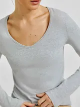 Remera marrón de manga larga con escote en V.