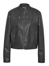 Campera estilo racer de cuero sintético con cuello alto, cierre frontal, bolsillos con cierre en el pecho y puños ajustables. Diseño moderno con acabado engomado y forro interior.