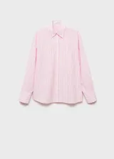 Camisa de manga larga con estampado a rayas verticales rosas y blancas, cierre frontal con botones, cuello camisero y bolsillo de parche en el pecho.