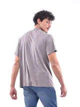 Remera de cuello en V, manga corta y corte regular, confeccionada en tejido de algodón liso.