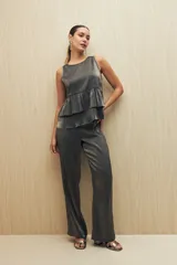 Pantalón de vestir plateado de tela liviana con brillo metalizado y corte suelto.