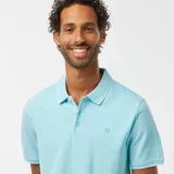 Remera tipo polo celeste con cuello y mangas con ribete blanco.