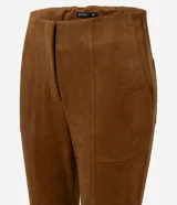 Pantalón skinny de mujer confeccionado en tejido sintético con efecto gamuza aterciopelado. Presenta un corte ajustado, recortes delanteros decorativos, cierre discreto y ruedo con dobladillo plegado.