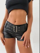 Short negro de cuero sintético con cinturón incorporado con hebilla metálica y ojales.