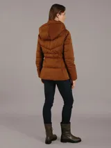 Campera marrón de poliéster y elastano con relleno acolchado, cierre frontal con cremallera, cuello alto y bolsillos laterales con cierre.