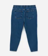 Pantalón mom jeans azul oscuro, tiro alto, con bolsillos delanteros y traseros, trabillas en la cintura, cierre frontal con botón y cremallera, y dobladillo doblado.