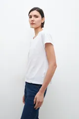 Remera blanca de algodón con escote redondo a la base y mangas cortas.