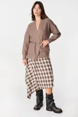 Saco abierto de punto color blanco, con diseño de textura cuadriculada en las mangas y corte holgado.