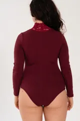 Body bordeaux de algodón elastizado con mangas largas y cuello alto de puntilla elastizada.