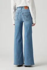 Jeans de mujer Levi's modelo Ribcage Bells So Nice, de tiro alto y corte acampanado (flare) en color azul claro.