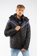 Campera puffer de nylon con relleno de guata, diseño capitoneado y capucha desmontable. Presenta un patrón de chevron en color azul sobre base negra, cierre frontal y bolsillos laterales con cierre.