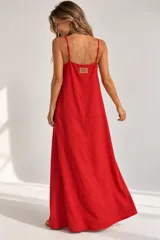 Vestido largo rojo con tirantes finos, escote recto y silueta amplia y fluida de corte A.