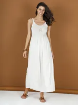 Vestido largo blanco de breteles finos, con escote redondo y cuerpo superior tejido con calados.