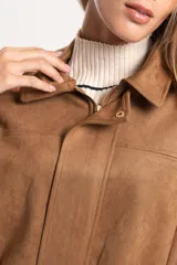 Chaqueta tipo bomber de tela gamuzada color marrón, con diseño oversize, mangas amplias tipo murciélago y cuello camisero.