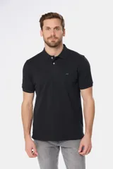 Remera polo azul con cuello en rib y botones personalizados.